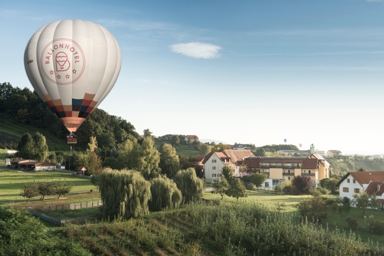 Heissluftballon beim Hotel Thaller in Hofkirchen