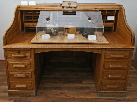 Ein hölzerner Schreibtisch mit Exponaten