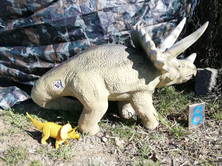 Eine 3-D-Attrappe eines Dinosauriers im Blasrohrparcours