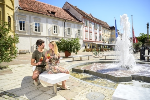 Ein Paar vor dem Springbrunnen am Hauptplatz in Bad Radkersburg