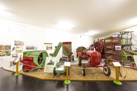 Ein Ausstellungsraum der alte elektrische Landwirtschaftsgeräte zeigt