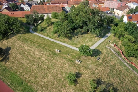 Luftaufnahme auf den ehemaligen Verlauf der Stadtmauer Fürstenfeld hinter der Pfeilburg