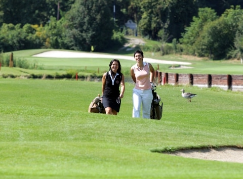 Zwei Frauen, die am Golfplatz unterwegs sind