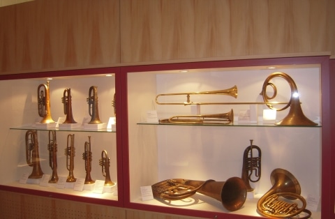 Eine Vitrine mit Trompeten und weiteren Blasinstrumenten