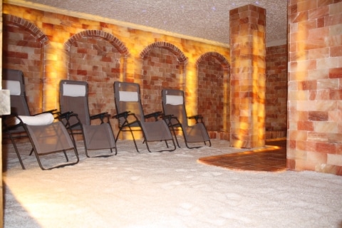Blick in den Raum mit Liegestühlen für Sitzungen in der Salzgrotte