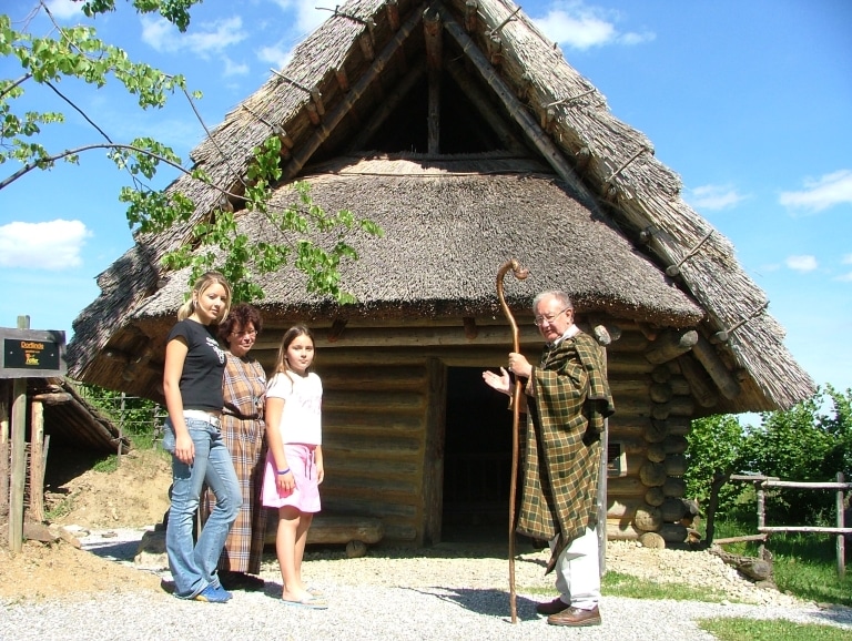 Ein Führer mit einer Personengruppe in historischer Kleidung der Kelten