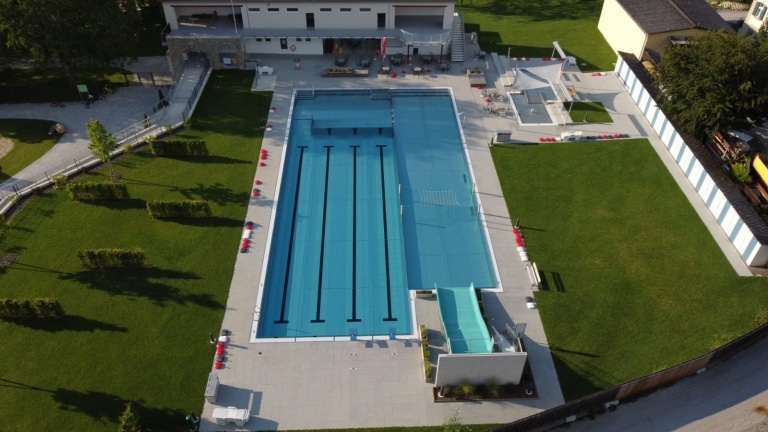 Luftaufnahme des Badebeckens im Freibad Anger