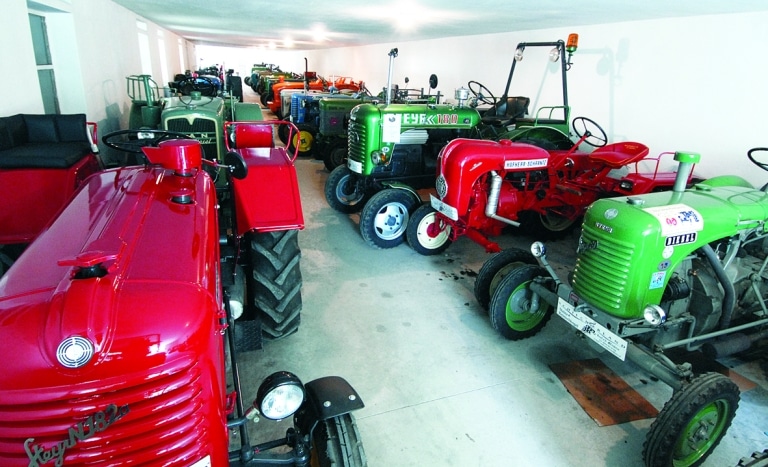 Traktoren in einer Ausstellungshalle