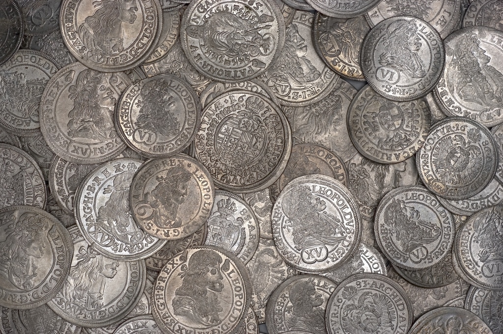Sicht auf viele verschiedene Silbermünzen