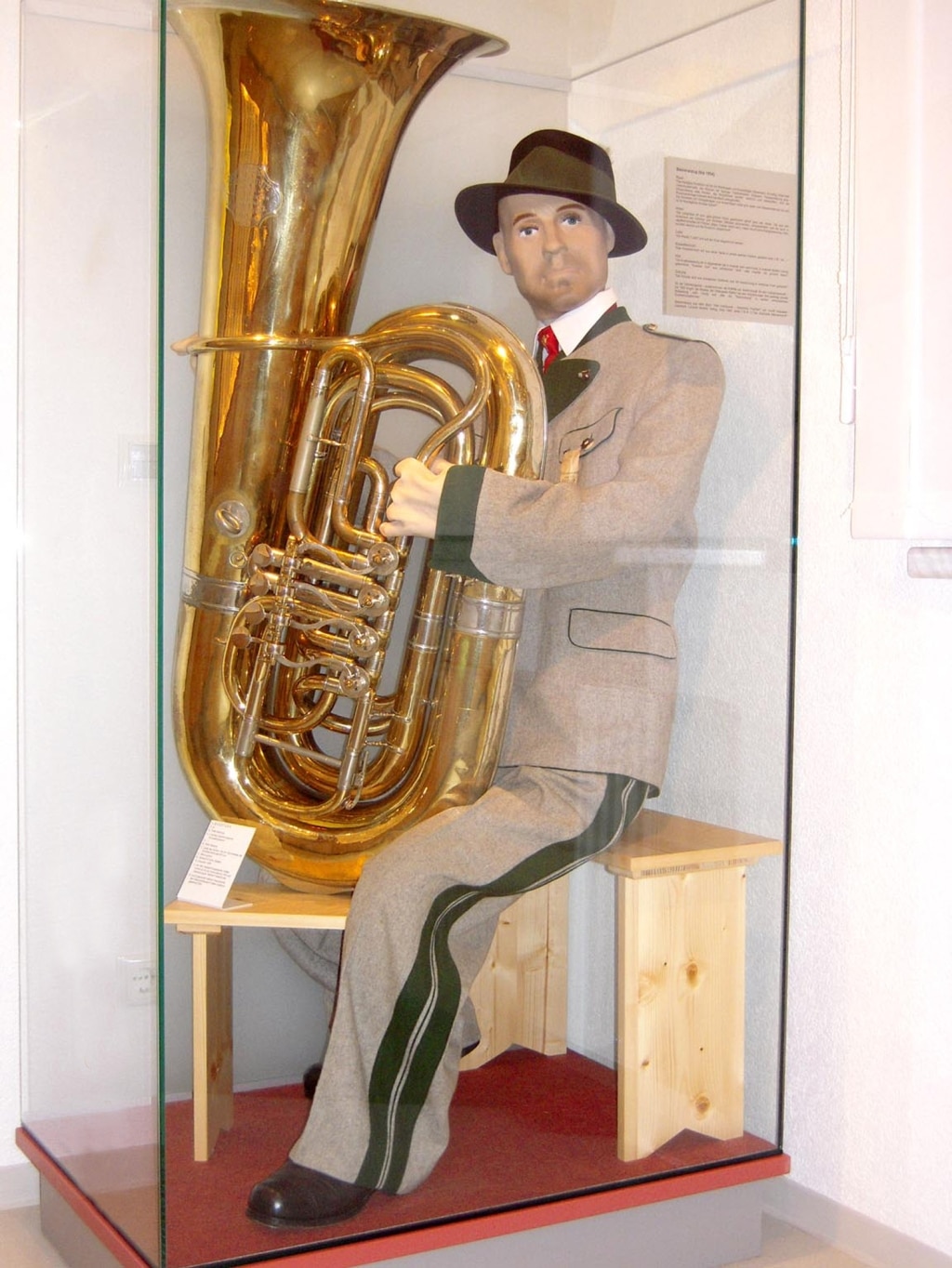 Eine Ausstellungspuppe mit einem Instrument hinter einer Glasvitrine