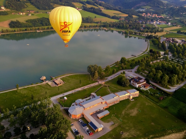 Ein Heißluftballon der über den Stubenbergsee fährt