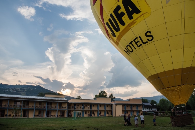 Ein an der Erde festgebundener Heißluftballon, der einige Meter in die Höhe steigt