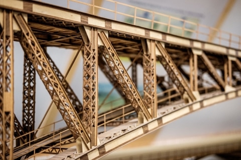 Detailaufnahmen einer Miniatur einer Brücke