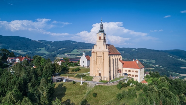 Die Wallfahrtskirche am Pöllauberg in der Luftaufnahme