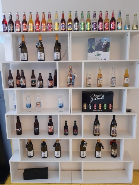 Ein Verkaufsregal mit verschiedenen Getränkeprodukten