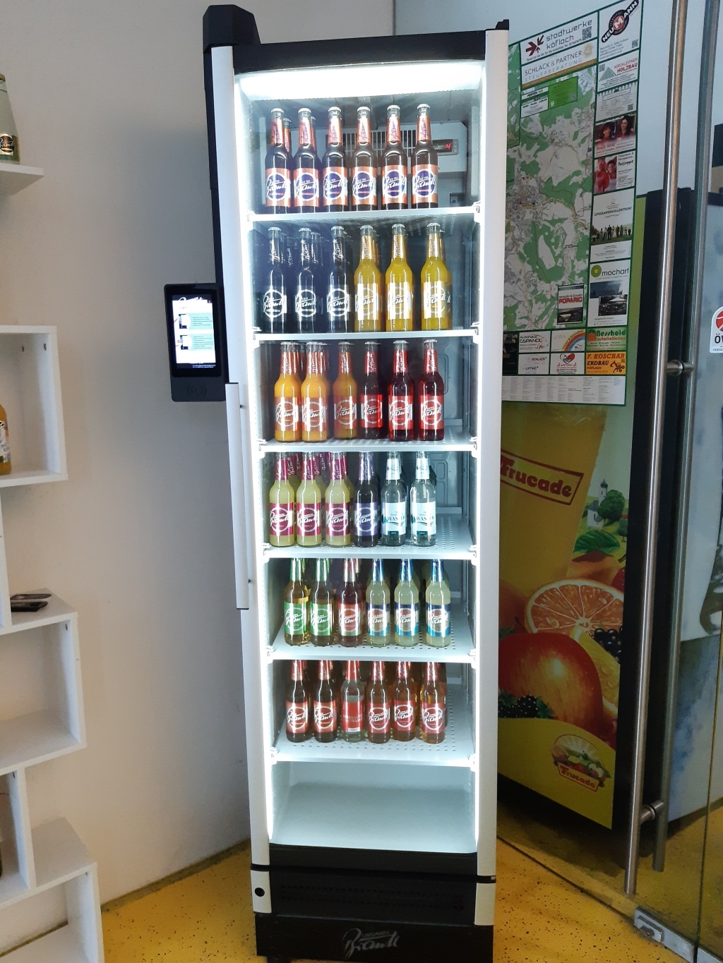 Ein Kühlschrank voller Limonadeflaschen