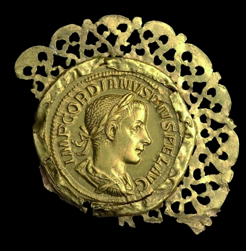 Detailaufnahme einer goldenen Münze