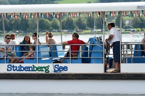 Personen am Solarboot am Stubenbergsee