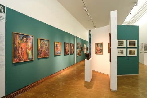 Blick auf einen Ausstellungsraum mit Gemälden von Künstlerinnen