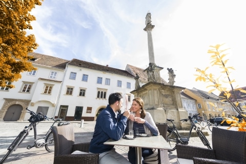 Mann und Frau genießen Kaffee auf dem Hauptplatz in Bad Radkersburg