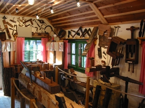 Alte Holzbearbeitungswerkzeuge im Ausstellungsraum