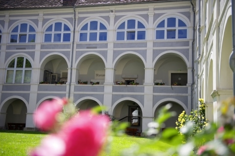 Innenhof Ansicht des Schloss Pöllau, welches die Ausstellung beheimatet