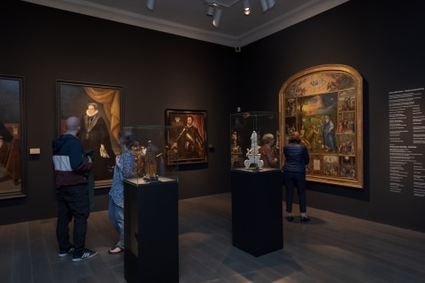 Blick in eine Galerie mit Figuren und Bildern