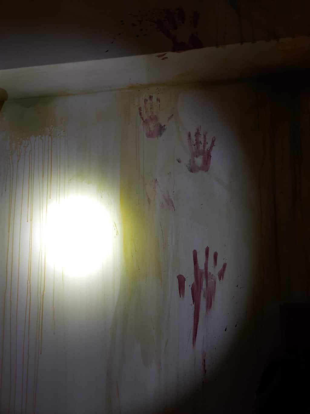 Blick auf eine Wand mit Handabdrücken in einem Escape Room