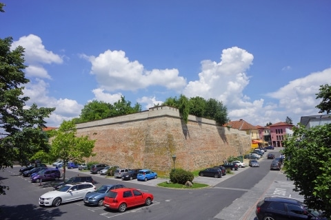 Ansicht der erhaltenen Stadtmauer von Fürstenfeld am Ungartor-Parkplatz