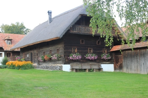 Ein altes Bauernhaus mit Strohdach im Freilichtmuseum Vorau