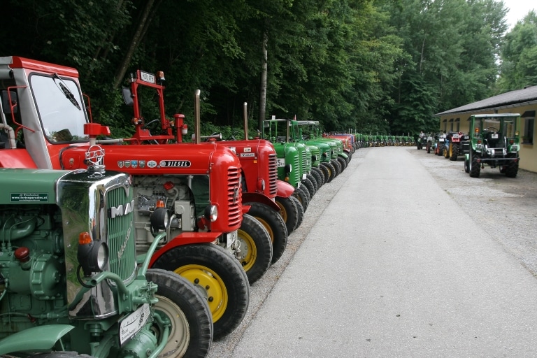 Aufpolierte Traktoren aufgestellt im Außenbereich
