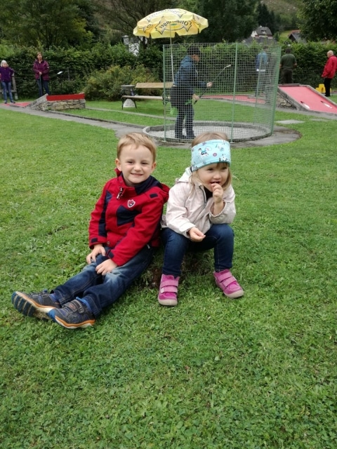 Kinder auf der Wiese am Minigolfplatz