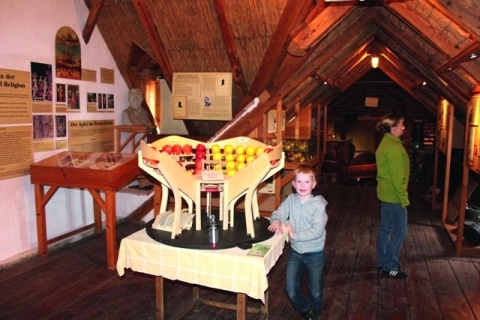 Ein Bub im Innenbereich des Ausstellungsraum im Haus des Apfels