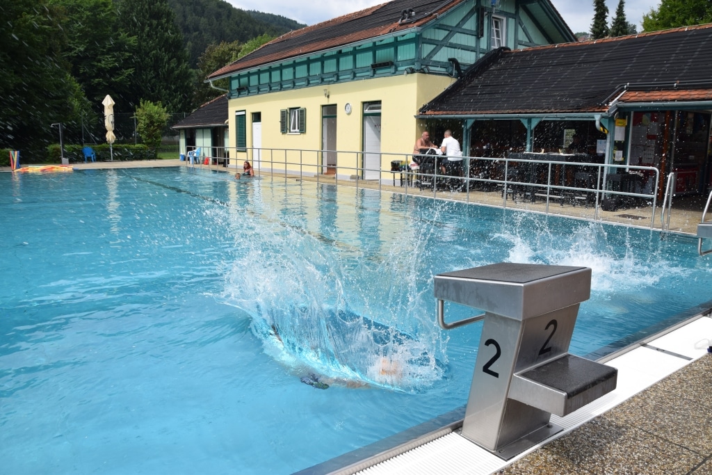 Blick auf ein Schwimmbecken im Freibad Deutschlandsberg