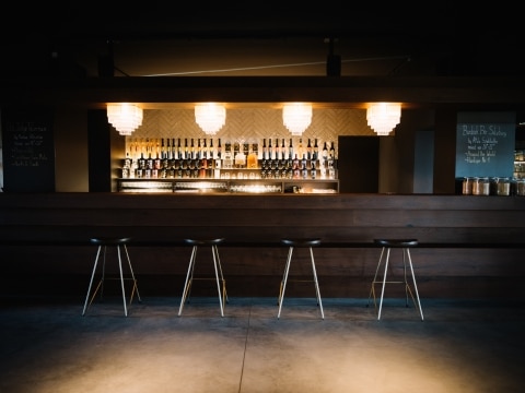 Eine Bar aus dunklem Holz