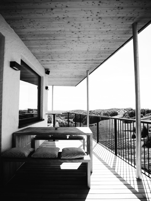 Ein schwarz weiß Foto von der Terrasse