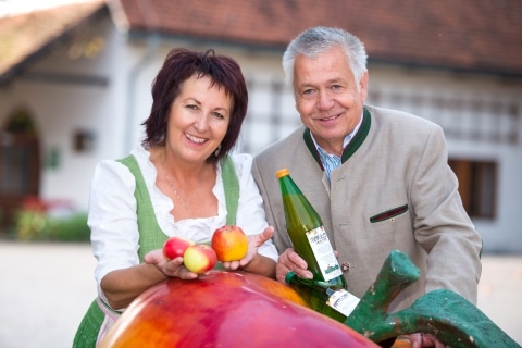 Herr und Frau Wilhelm mit hauseigenen Produkten in der Hand