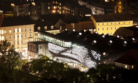 Luftaufnahme des Kunsthaus Graz bei Nacht