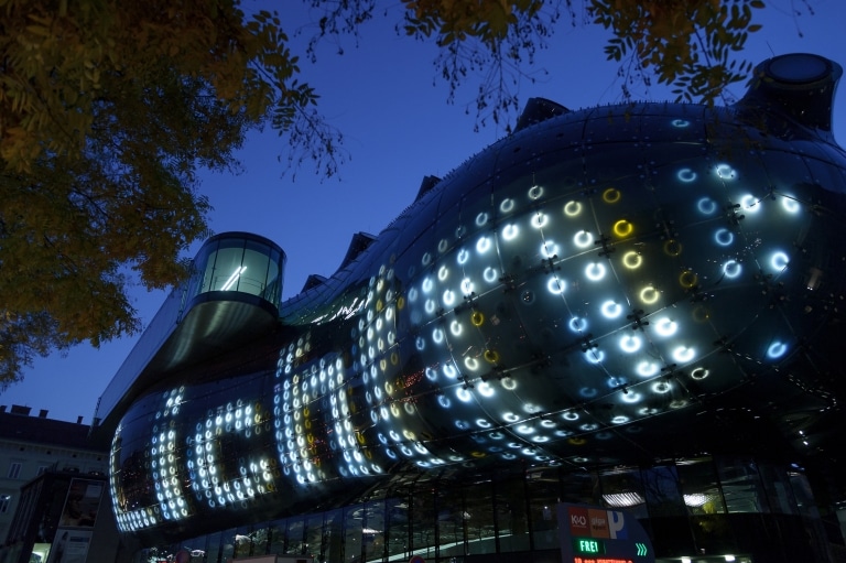 Die beleuchtete Fassade des Kunsthaus Graz