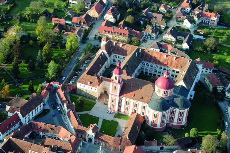 Luftaufnahme die das Schloss samt Kirche Pöllau zeigt