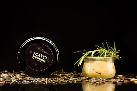 Ein Glas Mayonnaise vor schwarzem Hintergrund