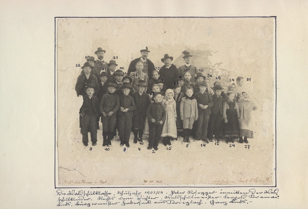 Ein Foto von Peter Rosegger mit einer Schulklasse um 1903
