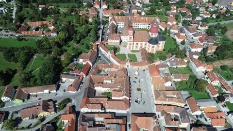 Luftaufnahme die den Ortskern von Pöllau zeigt