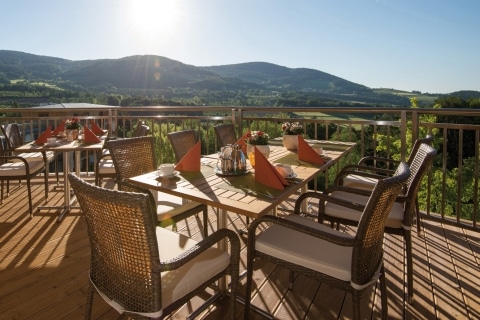 Ein Speisetisch auf der Terrasse des Hotel Retter mit Blick ins Pöllauer Tal