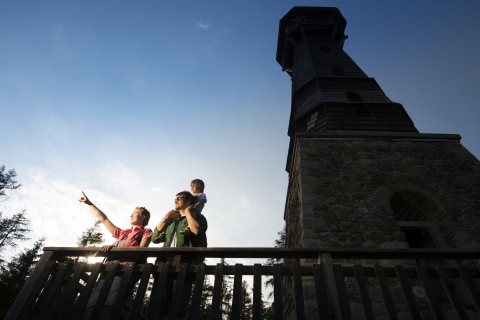 Eine Familie die vor der Ringwarte in Hartberg einem Aussichtsturm steht