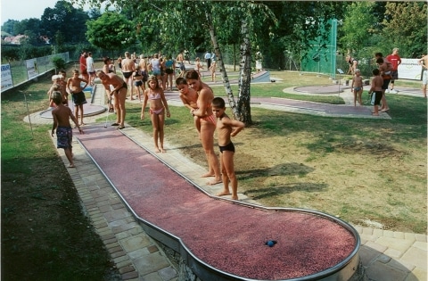 Kinder im Minigolf-Bereich des Römerbads in Pischelsdorf