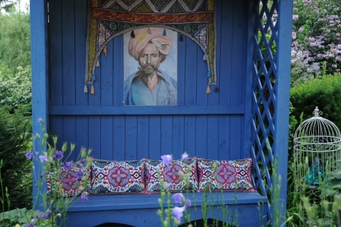 Ein Sitzplatz mit orientalischen Elementen im Garten