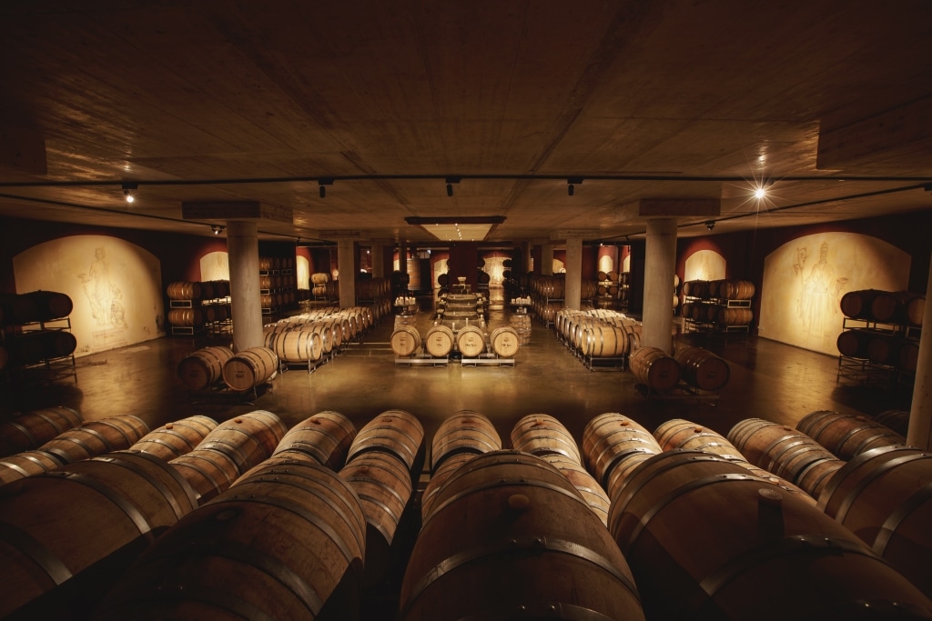 Der Fasskeller des Weinschloss Thaller stimmungsvoll beleuchtet