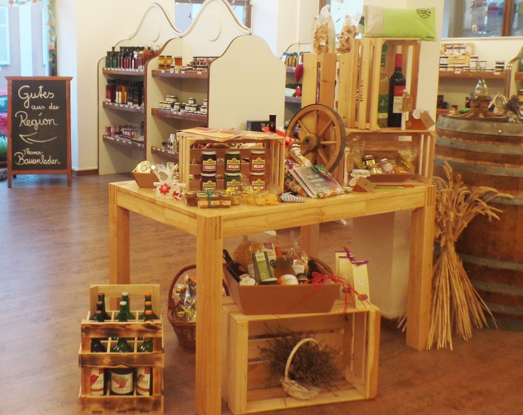 Ein Tisch mit regionalen Produkten im Verkaufsraum des Thermen-Bauernladen