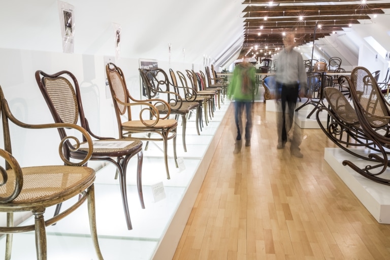 Ausgestellte Stühle im Ausstellungsraum